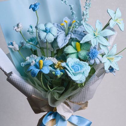Blue Crochet Flower Bouquet – Handmade Lily, Zephyranthes & Plumeria Arrangement for Gift Giving باقة زهور كروشيه باللون الأزرق – تنسيق يدوي من الزنبق وزهرة الزعفران والبلوميريا للهدايا