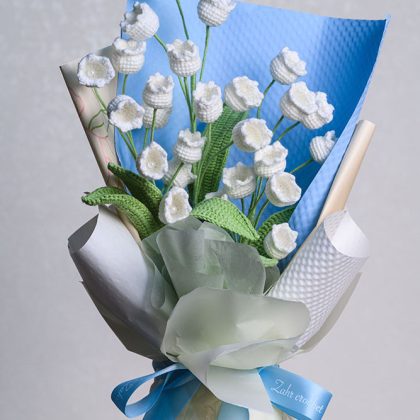 Handmade Lily of the Valley Crochet Bouquet in Blue Wrapping – Elegant Gift for Special Occasions باقة زهور الوادي بالكروشيه بتغليف أزرق أنيق – هدية راقية للمناسبات الخاصة
