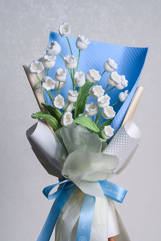 Handmade Lily of the Valley Crochet Bouquet in Blue Wrapping – Elegant Gift for Special Occasions باقة زهور الوادي بالكروشيه بتغليف أزرق أنيق – هدية راقية للمناسبات الخاصة