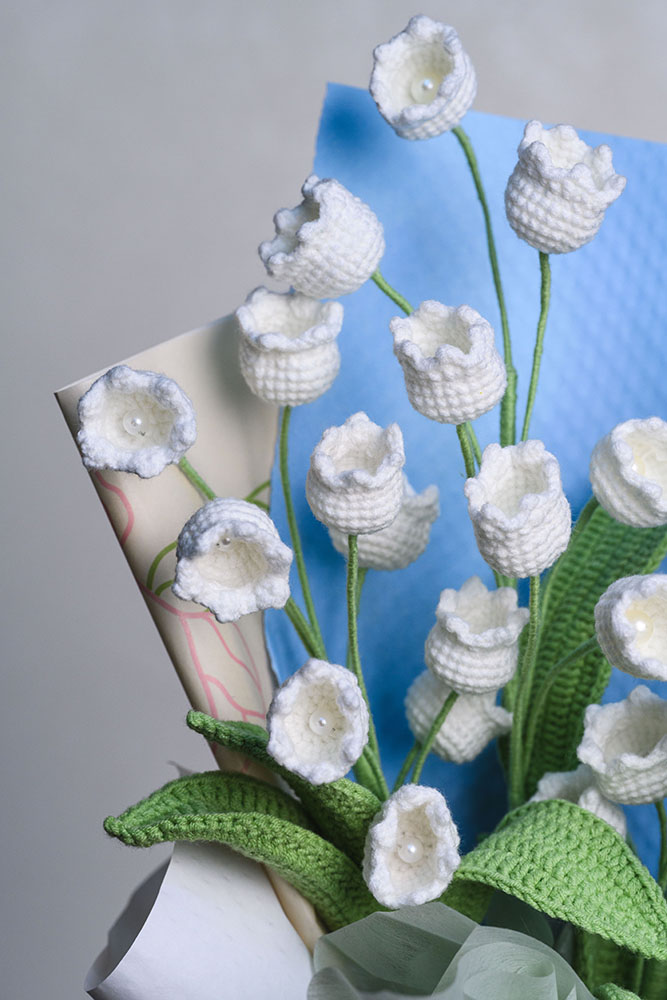 Handmade Lily of the Valley Crochet Bouquet in Blue Wrapping – Elegant Gift for Special Occasions باقة زهور الوادي بالكروشيه بتغليف أزرق أنيق – هدية راقية للمناسبات الخاصة - Image 2