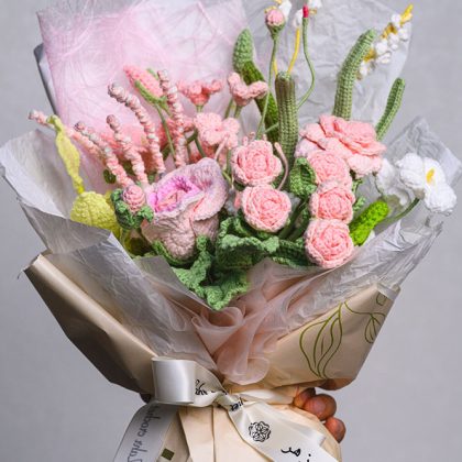 Pink Crochet Flower Bouquet – Handmade Roses & Mini Chrysanthemums for Gift & Home Décor باقة زهور كروشيه باللون الوردي – ورود وزهور أقحوان صغيرة مصنوعة يدويًا للهدايا وديكور المنزل