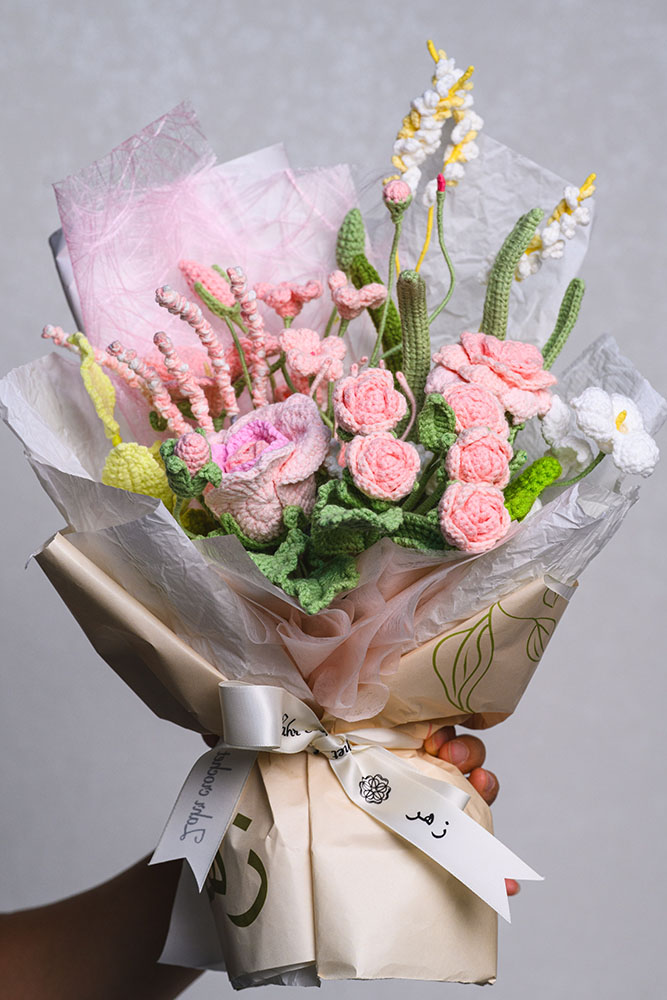 Pink Crochet Flower Bouquet – Handmade Roses & Mini Chrysanthemums for Gift & Home Décor باقة زهور كروشيه باللون الوردي – ورود وزهور أقحوان صغيرة مصنوعة يدويًا للهدايا وديكور المنزل