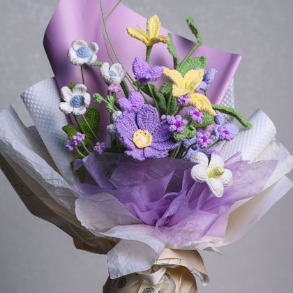 Purple Crochet Flower Bouquet – Handmade Clematis, Cosmos & Plumeria Yarn Arrangement for Gift & Home Décor باقة زهور كروشيه باللون البنفسجي – تنسيق يدوي من زهرة الكليماتيس والكونوس والبلوميريا للهدايا وديكور المنزل