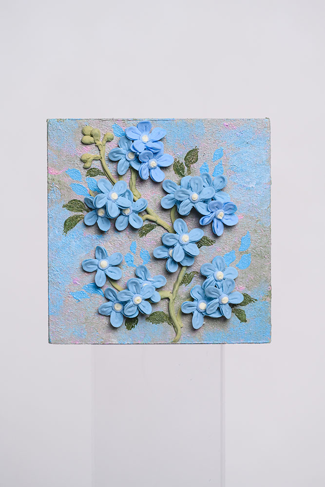 Handmade Clay Flower Fridge Magnet – Elegant Decorative Gift for Home & Kitchen مغناطيس ثلاجة على شكل زهرة من الصلصال اليدوي – هدية أنيقة للمنزل والمطبخ