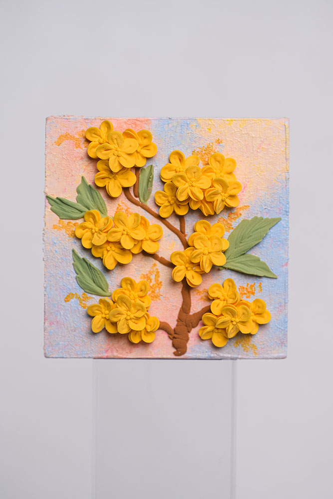 Handmade Clay Flower Fridge Magnet – Elegant Decorative Gift for Home & Kitchen مغناطيس ثلاجة على شكل زهرة من الصلصال اليدوي – هدية أنيقة للمنزل والمطبخ