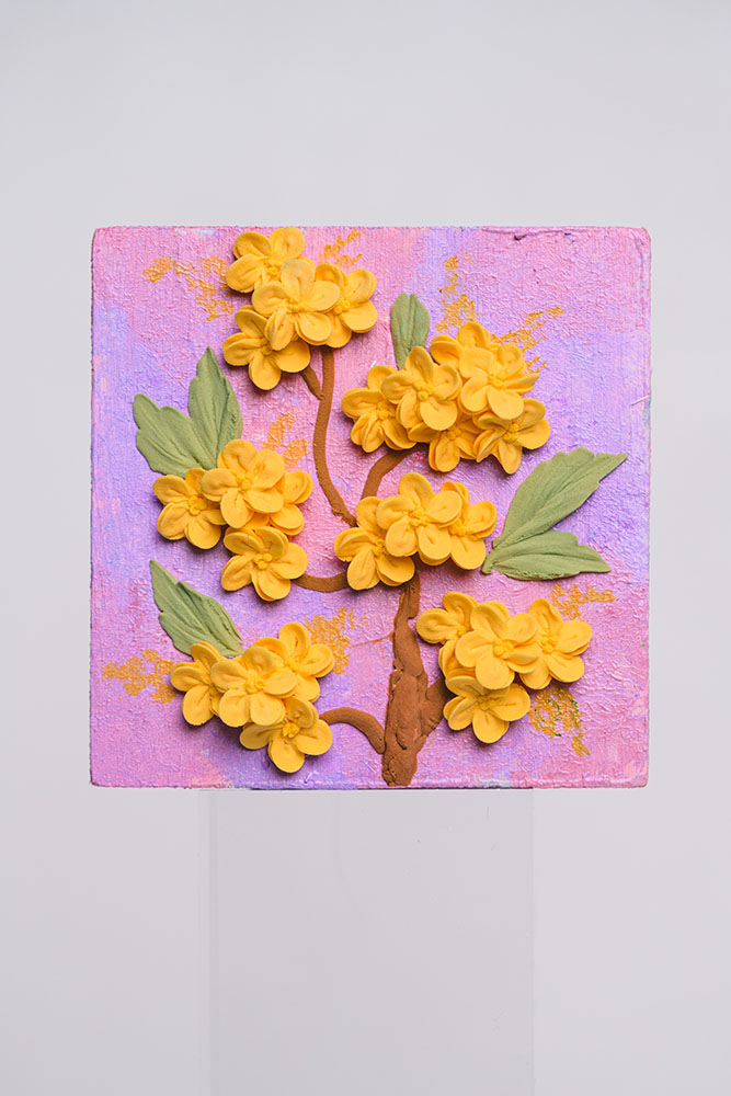 Handmade Clay Flower Fridge Magnet – Elegant Decorative Gift for Home & Kitchen مغناطيس ثلاجة على شكل زهرة من الصلصال اليدوي – هدية أنيقة للمنزل والمطبخ