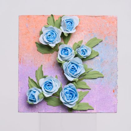 Handmade Clay Flower Fridge Magnet – Elegant Decorative Gift for Home & Kitchen مغناطيس ثلاجة على شكل زهرة من الصلصال اليدوي – هدية أنيقة للمنزل والمطبخ