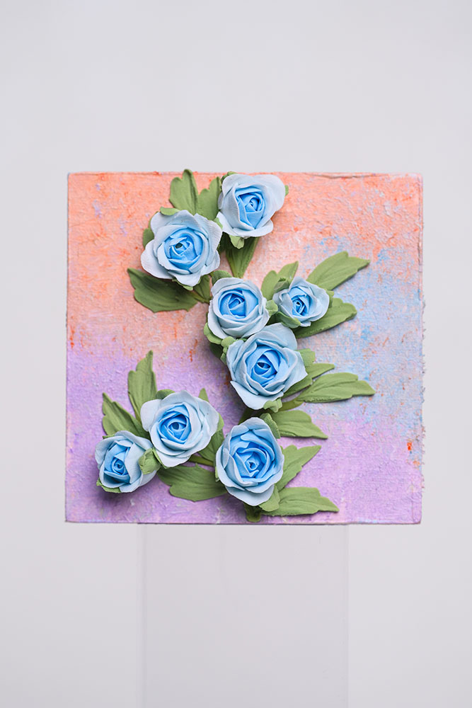 Handmade Clay Flower Fridge Magnet – Elegant Decorative Gift for Home & Kitchen مغناطيس ثلاجة على شكل زهرة من الصلصال اليدوي – هدية أنيقة للمنزل والمطبخ