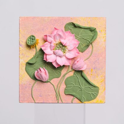 Handmade Clay Flower Fridge Magnet – Elegant Decorative Gift for Home & Kitchen مغناطيس ثلاجة على شكل زهرة من الصلصال اليدوي – هدية أنيقة للمنزل والمطبخ