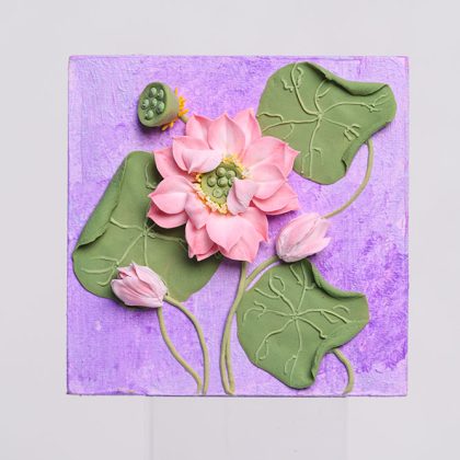 Handmade Clay Flower Fridge Magnet – Elegant Decorative Gift for Home & Kitchen مغناطيس ثلاجة على شكل زهرة من الصلصال اليدوي – هدية أنيقة للمنزل والمطبخ