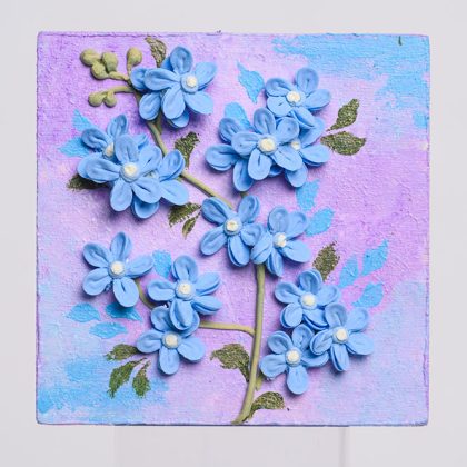 Handmade Clay Flower Fridge Magnet – Elegant Decorative Gift for Home & Kitchen مغناطيس ثلاجة على شكل زهرة من الصلصال اليدوي – هدية أنيقة للمنزل والمطبخ