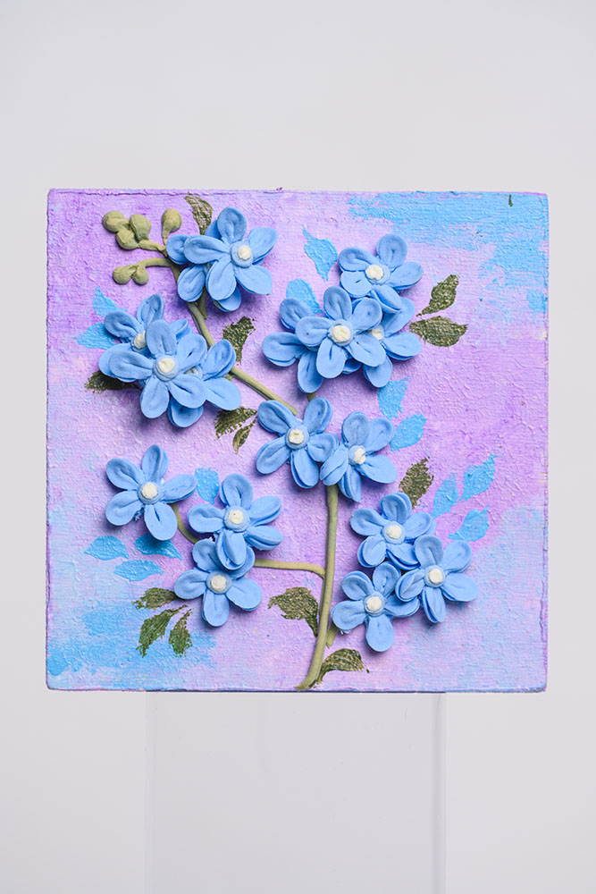 Handmade Clay Flower Fridge Magnet – Elegant Decorative Gift for Home & Kitchen مغناطيس ثلاجة على شكل زهرة من الصلصال اليدوي – هدية أنيقة للمنزل والمطبخ