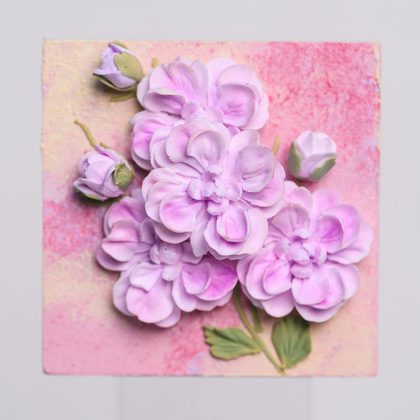 Handmade Clay Flower Fridge Magnet – Elegant Decorative Gift for Home & Kitchen مغناطيس ثلاجة على شكل زهرة من الصلصال اليدوي – هدية أنيقة للمنزل والمطبخ