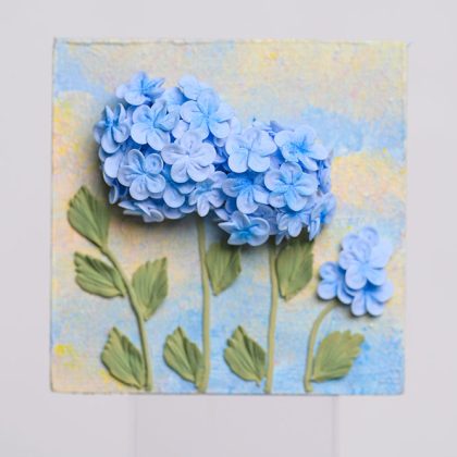 Handmade Clay Flower Fridge Magnet – Elegant Decorative Gift for Home & Kitchen مغناطيس ثلاجة على شكل زهرة من الصلصال اليدوي – هدية أنيقة للمنزل والمطبخ