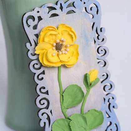 Handmade Clay Flower Fridge Magnet – Elegant Decorative Gift for Home & Kitchen مغناطيس ثلاجة على شكل زهرة من الصلصال اليدوي – هدية أنيقة للمنزل والمطبخ