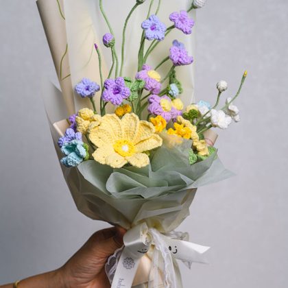 Handmade Crochet Bouquet in Purple & Yellow – Gesang and Pompom Flowers Gift Arrangement باقة كروشيه يدوية باللونين البنفسجي والأصفر – زهور الجيسانج والبوبوم كهدية جميلة