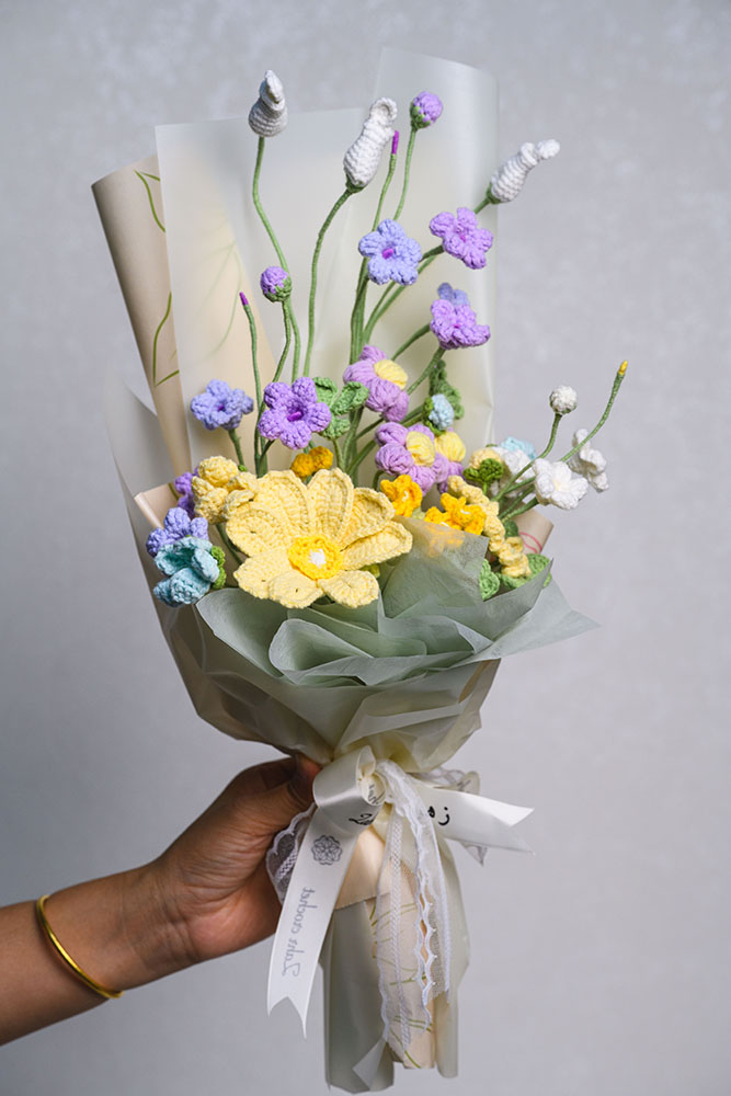 Handmade Crochet Bouquet in Purple & Yellow – Gesang and Pompom Flowers Gift Arrangement باقة كروشيه يدوية باللونين البنفسجي والأصفر – زهور الجيسانج والبوبوم كهدية جميلة